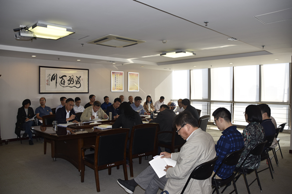 集團(tuán)公司召開“不忘初心、牢記使命”主題教育全面從嚴(yán)治黨專題集中學(xué)習(xí)研討會議