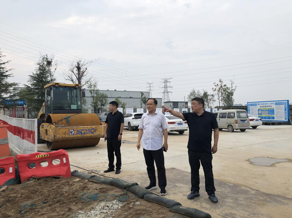 鄭州市建設投資集團有限公司黨委委員、副總經(jīng)理張巖到侯寨新鎮(zhèn)區(qū)安置區(qū)調(diào)研項目建設工作